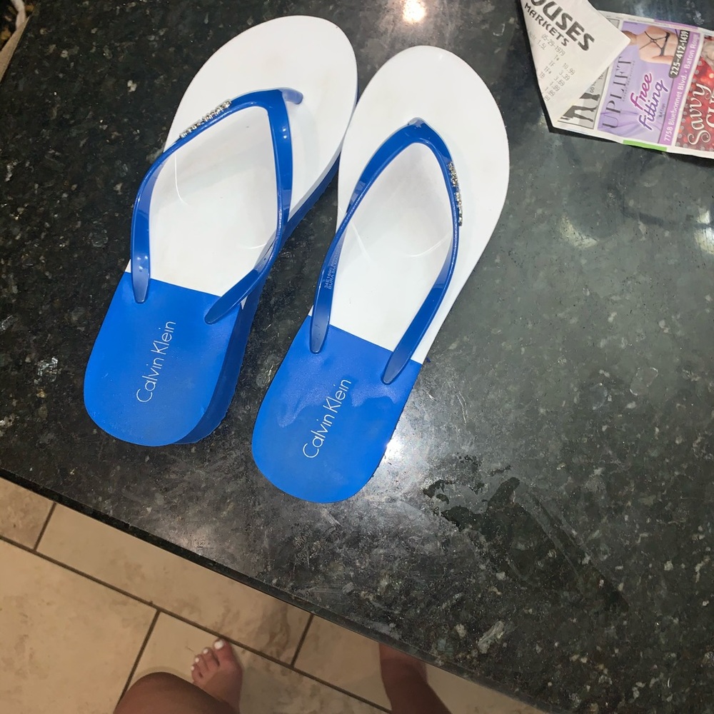 Calvin Kline flip flop volatile